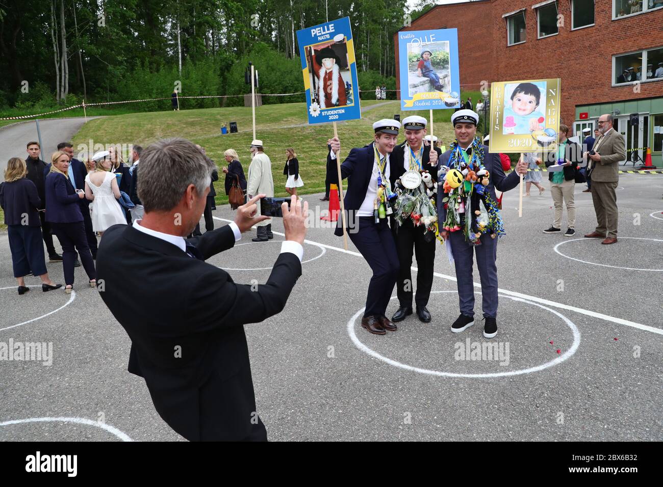 Motala, Svezia 20200605 studenti che si esauriscono da Platengymnaset durante il venerdì in questi tempi di incoronazione. Ogni studente è stato autorizzato a portare 3-4 parenti ai quali è stato permesso di rimanere in un 'anello sociale' nel cortile della scuola durante la corsa. Foto Gippe Gustafsson Foto Stock