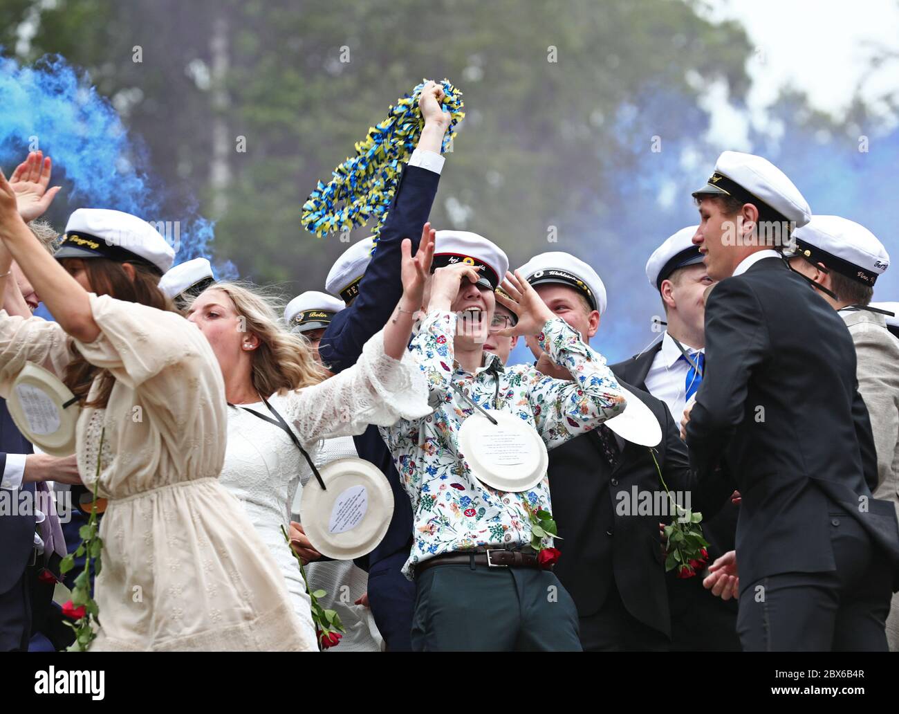 Motala, Svezia 20200605 studenti che si esauriscono da Platengymnaset durante il venerdì in questi tempi di incoronazione. Ogni studente è stato autorizzato a portare 3-4 parenti ai quali è stato permesso di rimanere in un 'anello sociale' nel cortile della scuola durante la corsa. Foto Gippe Gustafsson Foto Stock