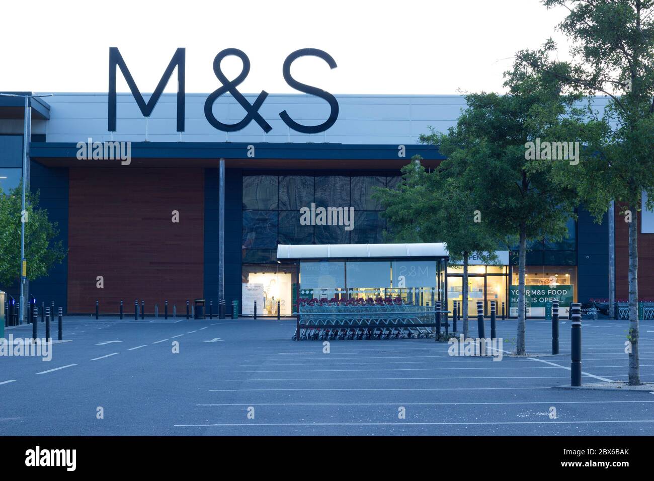 Ingresso ai negozi di Marks e Spencers di notte durante la pandemia del covid-19 Foto Stock