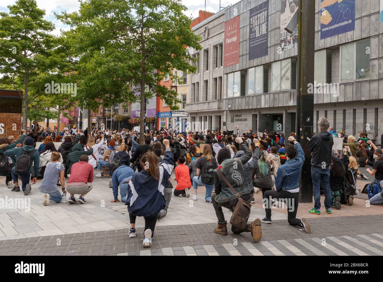 Cork, Irlanda, 5 giugno 2020. La protesta delle vite nere è importante, Cork City. Nonostante sia stato annullato dall'organizzatore oggi Black Lives la protesta è andato avanti come previsto. I manifestanti si sono incontrati alle 14:00 alla stazione di Kent e si è chiarito che le linee guida di allontanamento sociale dovevano essere tenute sempre presenti, questo è stato aiutato dalla presenza di stewards di sicurezza e di un Garda Siochana, Partirono dalla stazione di Kent e si diressero al Cork City Libary dove i manifestanti si riunirono e tennero un momento di silenzio di 8 minuti in memoria di George Floyd, quando la morte scatenò le proteste in tutto il mondo. Foto Stock