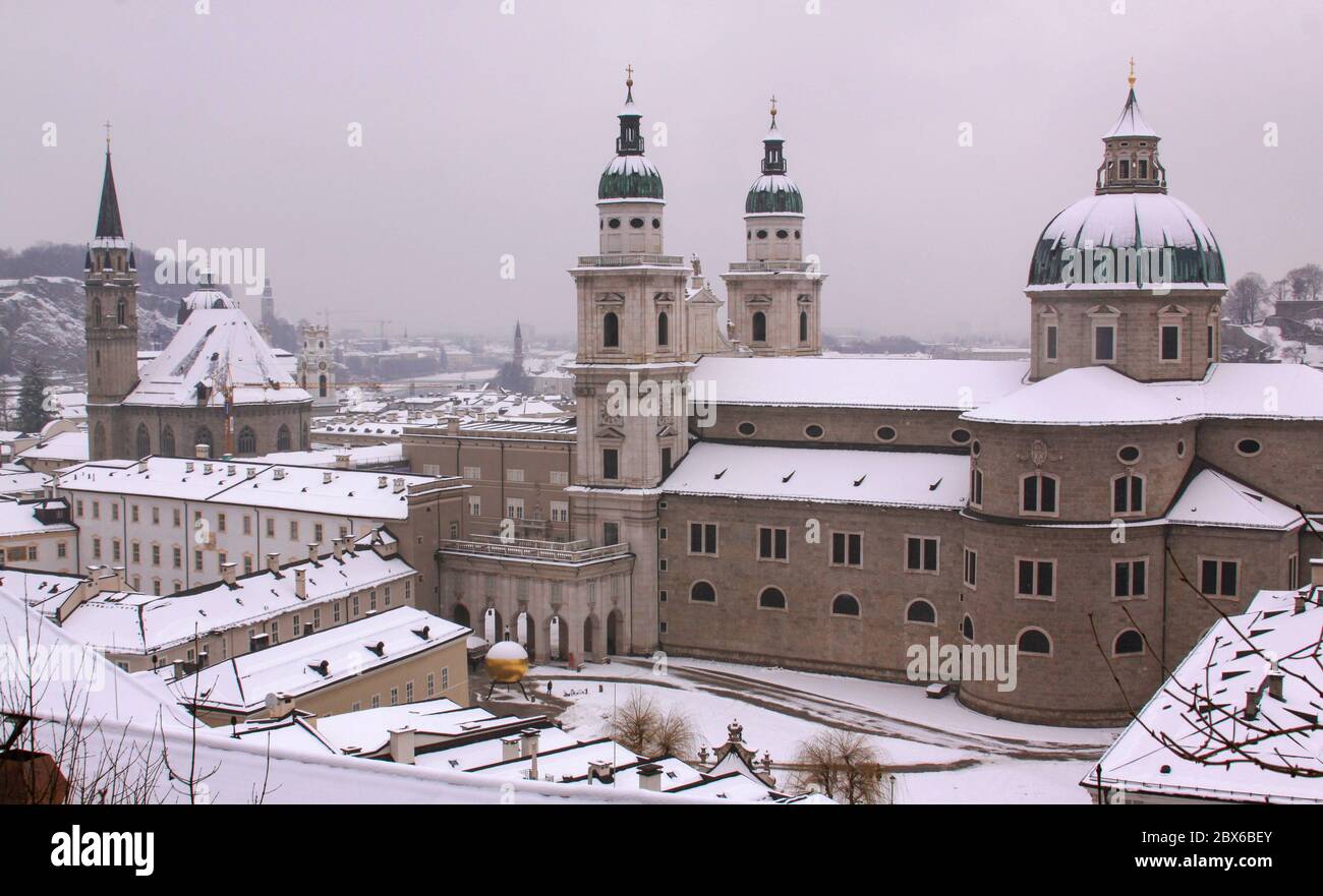 La cattedrale di Salisburgo si affaccia dalla fortezza di Hohensalzburg, antico castello di Salisburgo, in Austria, in inverno Foto Stock