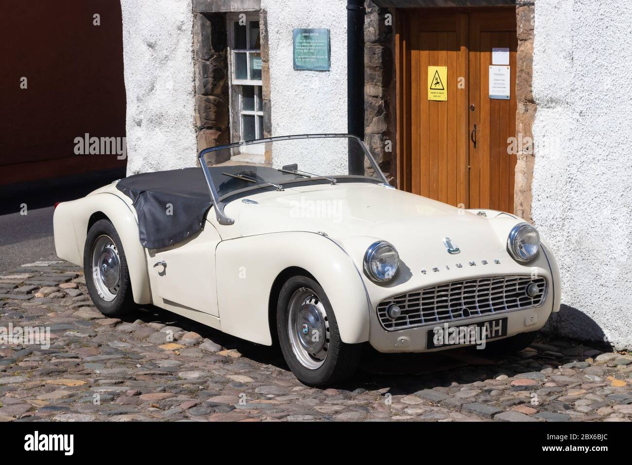 Un'auto sportiva Triumph TR3A del 1959 fuori da una vecchia casa tradizionale nel bellissimo villaggio di Culross, Fife, Scozia. Foto Stock