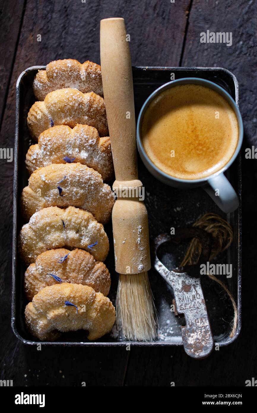 Biscotti in una scatola con caffè aromatico.snack con espresso.cibi sani e bevande.biscotti deliziosi. Foto Stock