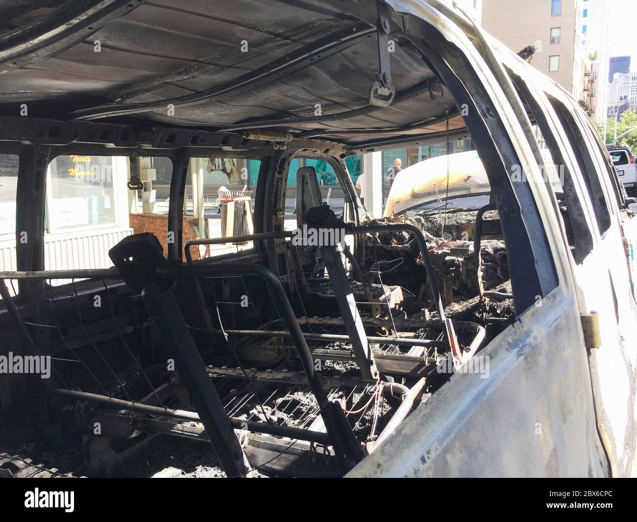 Vista interna del veicolo NYPD bruciato durante la protesta, University Place e 12th Street, New York City, New York, USA, maggio 2020 Foto Stock