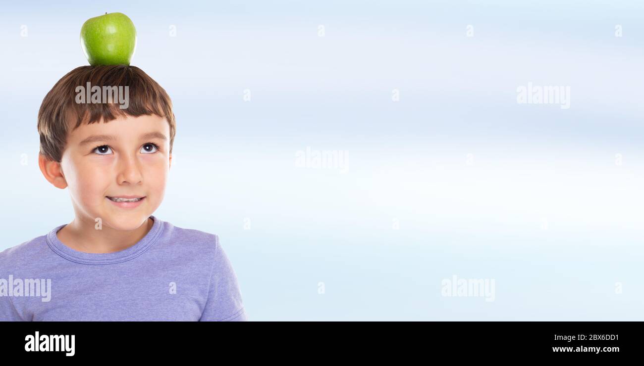 Apple frutta bambino ragazzo sulla sua testa banner copyspace copia spazio sano mangiare bambino Foto Stock