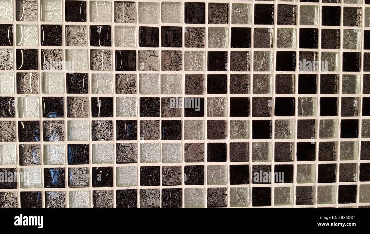 sfondo mosaico tegola di marrone bianco beige quadrati di diverse tonalità e trasparenza texture monocromatica Foto Stock