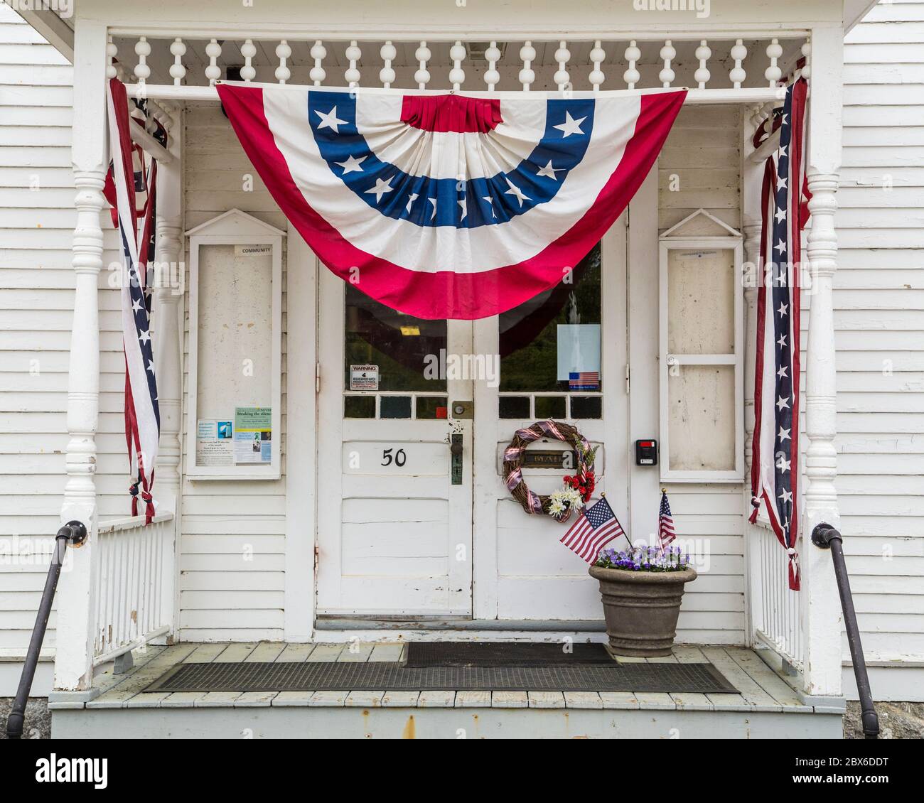 Phillipston, il municipio del Massachusetts, decorato per il Memorial Day Foto Stock