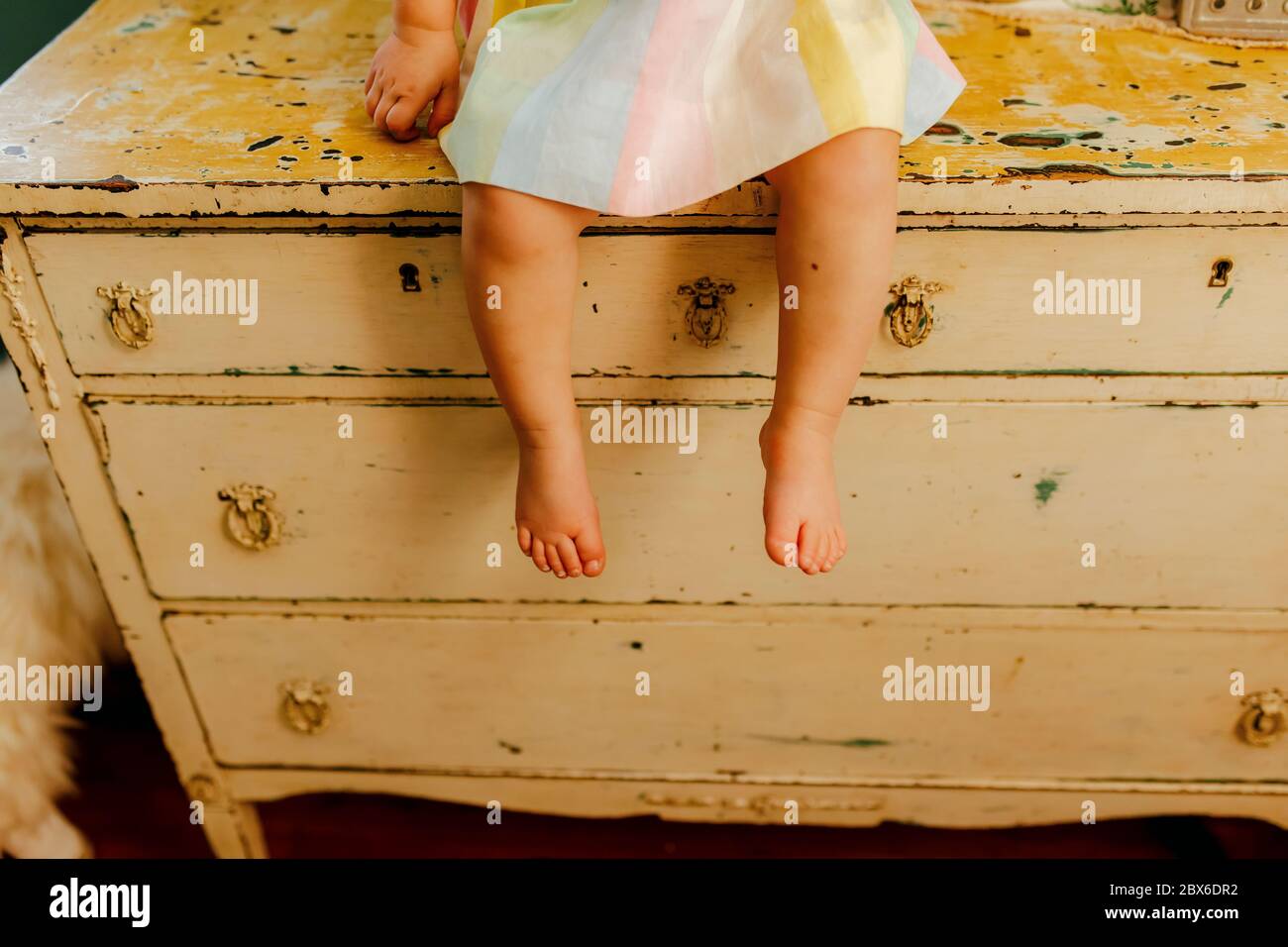 Piedi per bambini appesi a un comò vintage Foto Stock