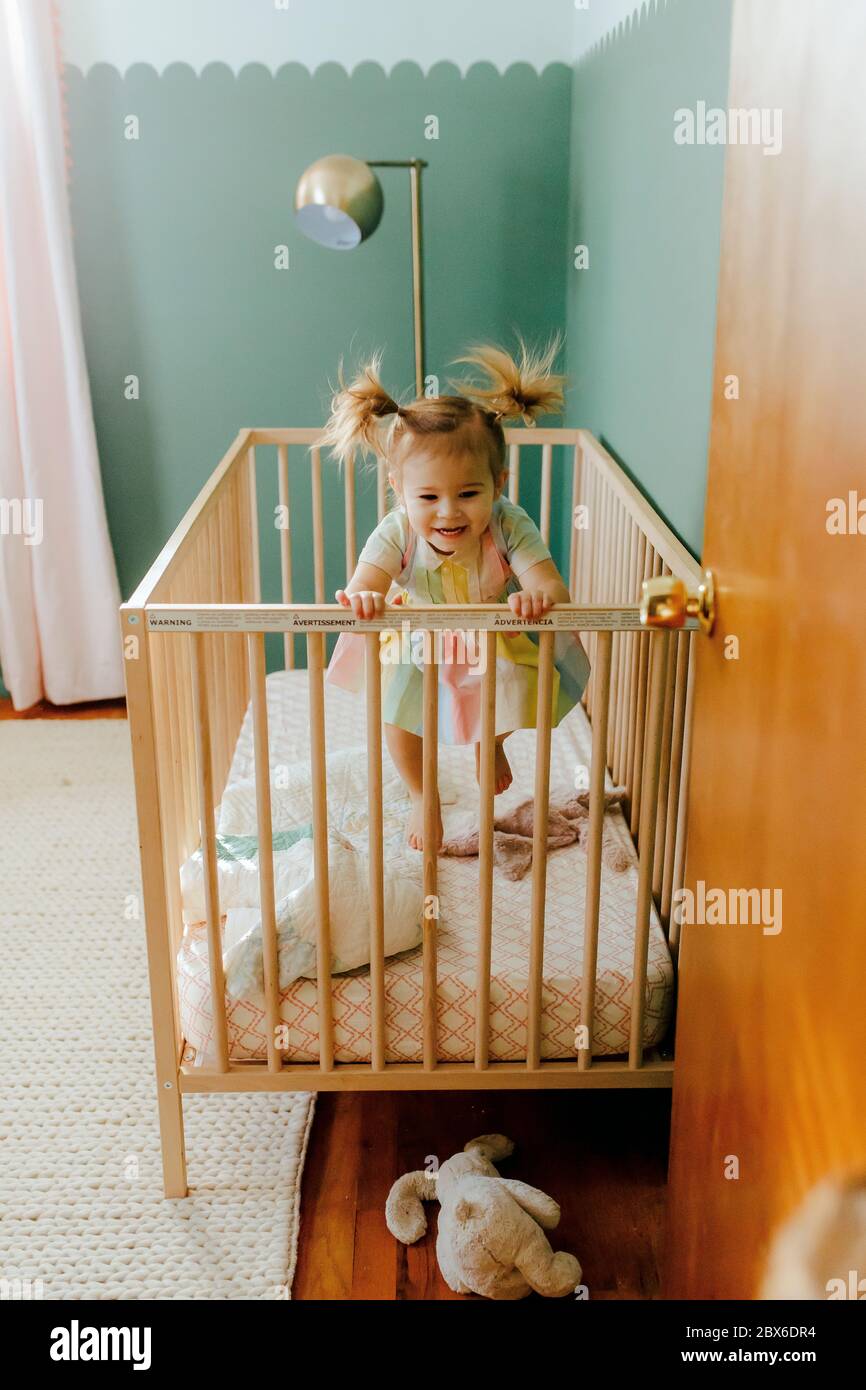 Bambina che brucia nella sua culla Foto Stock