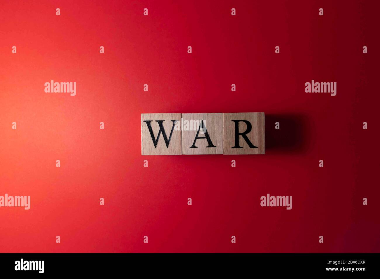 War post su sfondo rosso e luce spot. Foto Stock