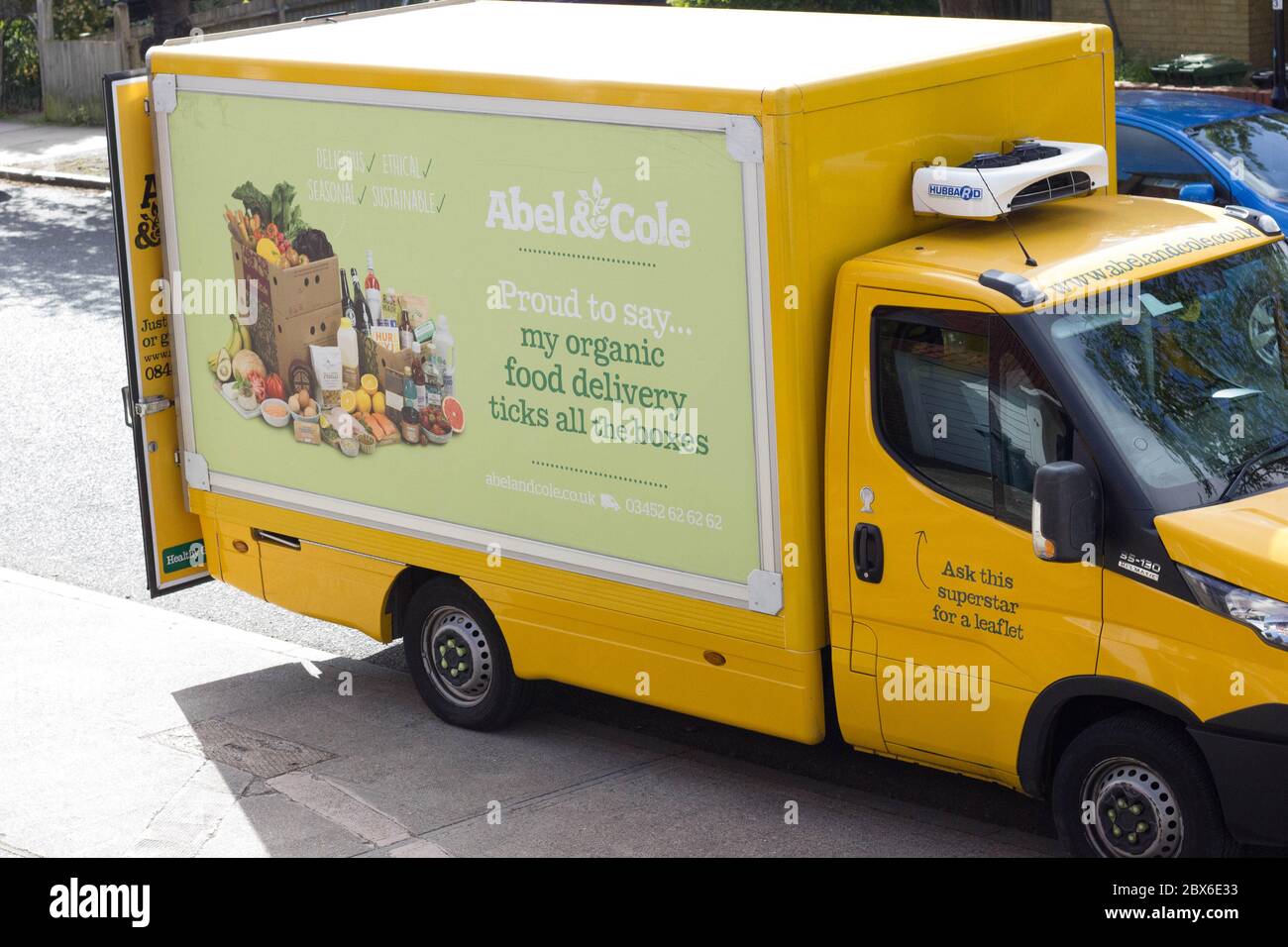 Abel & Cole consegna van offloading alimenti al cliente a Londra Inghilterra Foto Stock