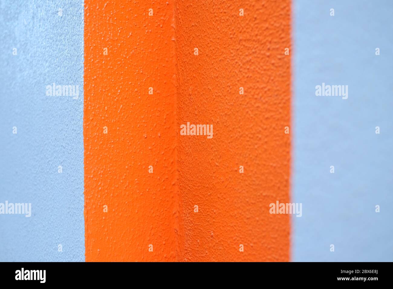 Bande di colore arancione e grigio su una parete, elemento grafico di sfondo vuoto. Foto Stock