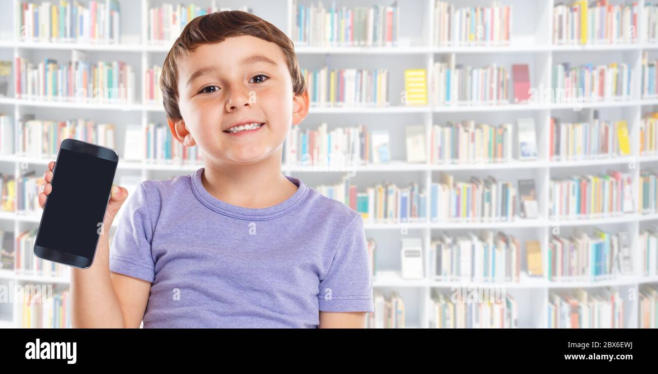 Bambino ragazzo che tiene smartphone cellulare intelligente banner libreria cellulare marketing pubblicità imparare Foto Stock