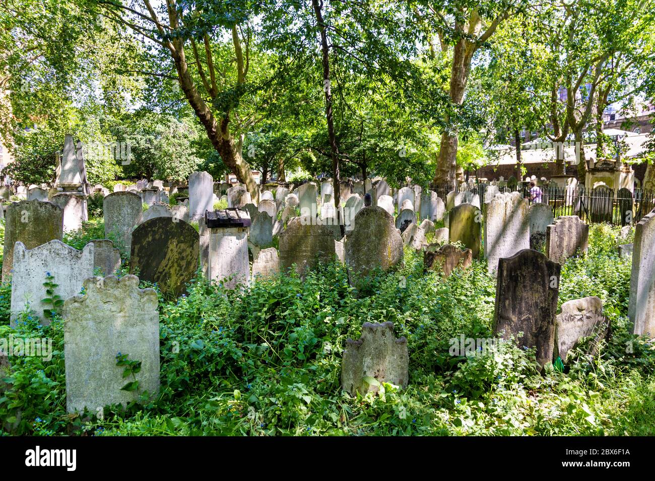 Vecchie pietre da testa sopravite al campo di sepoltura di Victorian Bunhill Fields, Old Street, Londra, Regno Unito Foto Stock