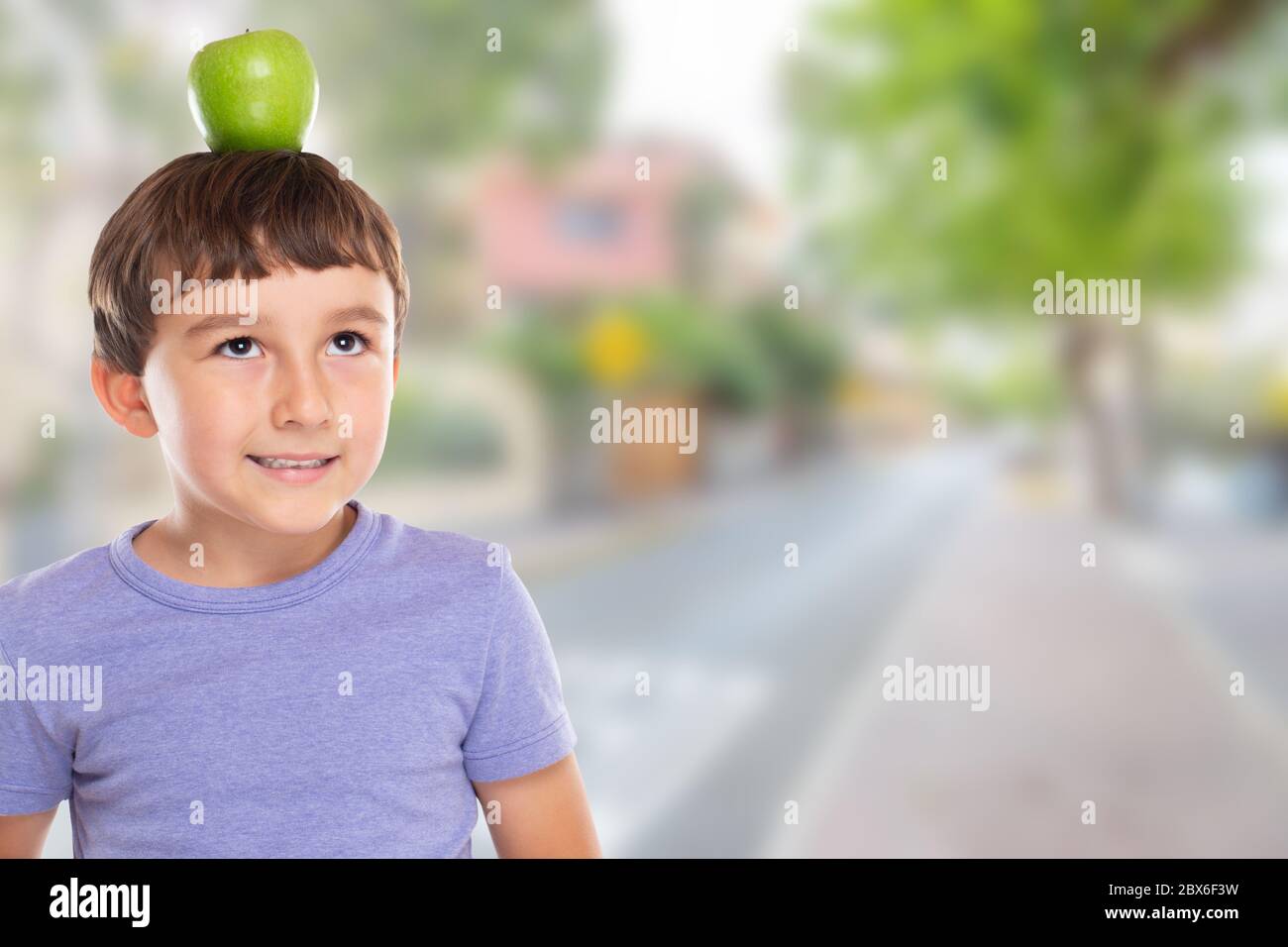Bambino giovane con una frutta di mela sul suo copyspace della città del capo spazio di copia sano mangiare all'aperto Foto Stock