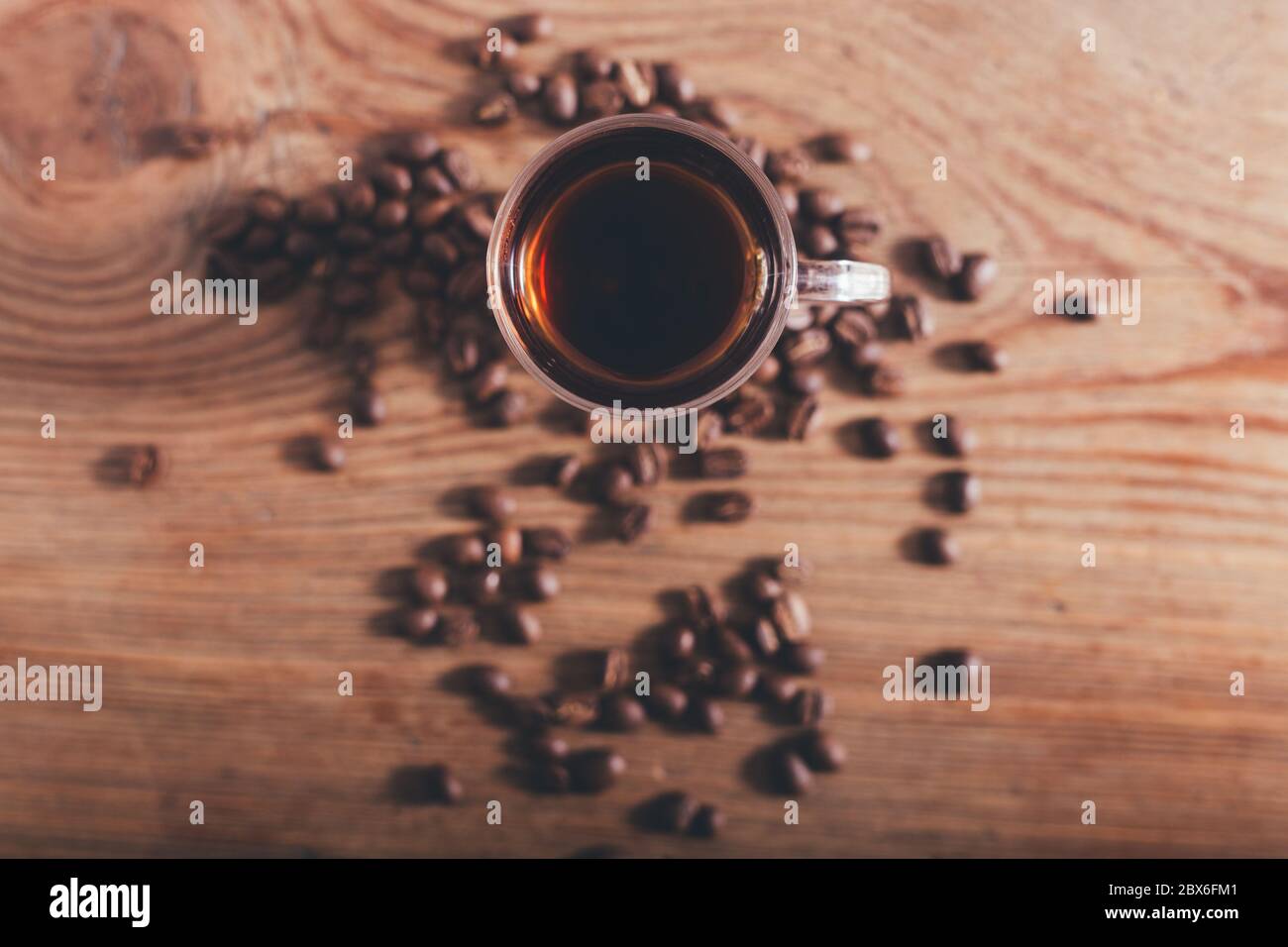 cafÃ© sobre mesa de madera y servido en posillo Foto Stock