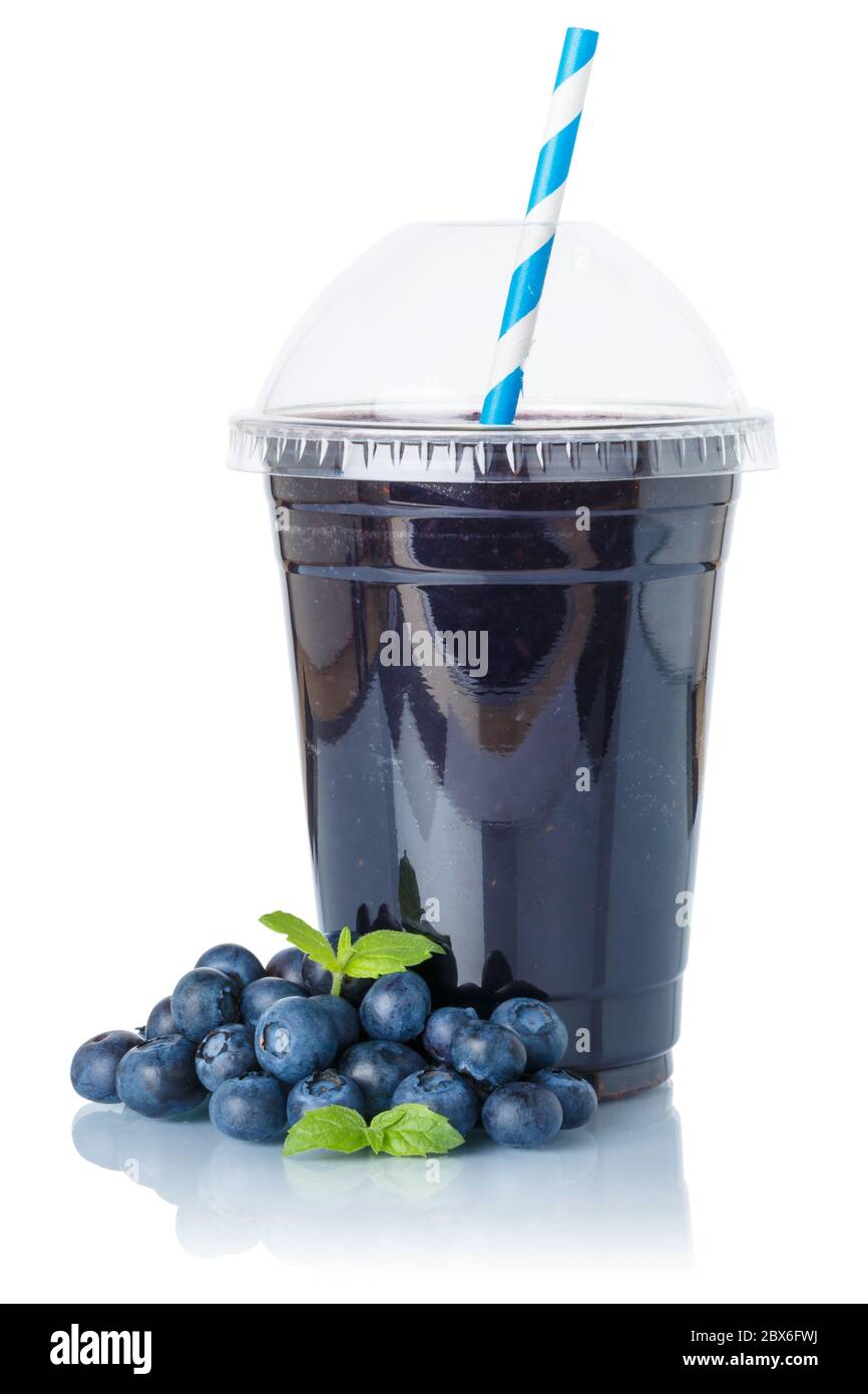 Frullato di mirtillo succo di frutta bere mirtilli in una tazza isolata su sfondo bianco Foto Stock