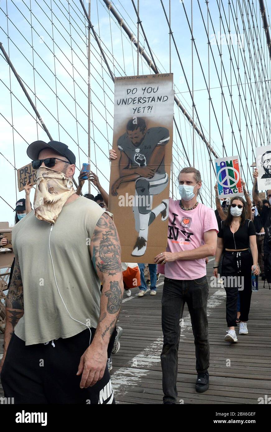 Brooklyn, NY, Stati Uniti. 4 giugno 2020. I manifestanti per George Floyd Memorial Service seguiti dalla protesta della Black Lives Matter si susseguono attraverso il ponte di Brooklyn, Cadman Plaza Park/ Brooklyn Bridge, Brooklyn, NY 4 giugno 2020. Credit: Kristin Callahan/Everett Collection/Alamy Live News Foto Stock