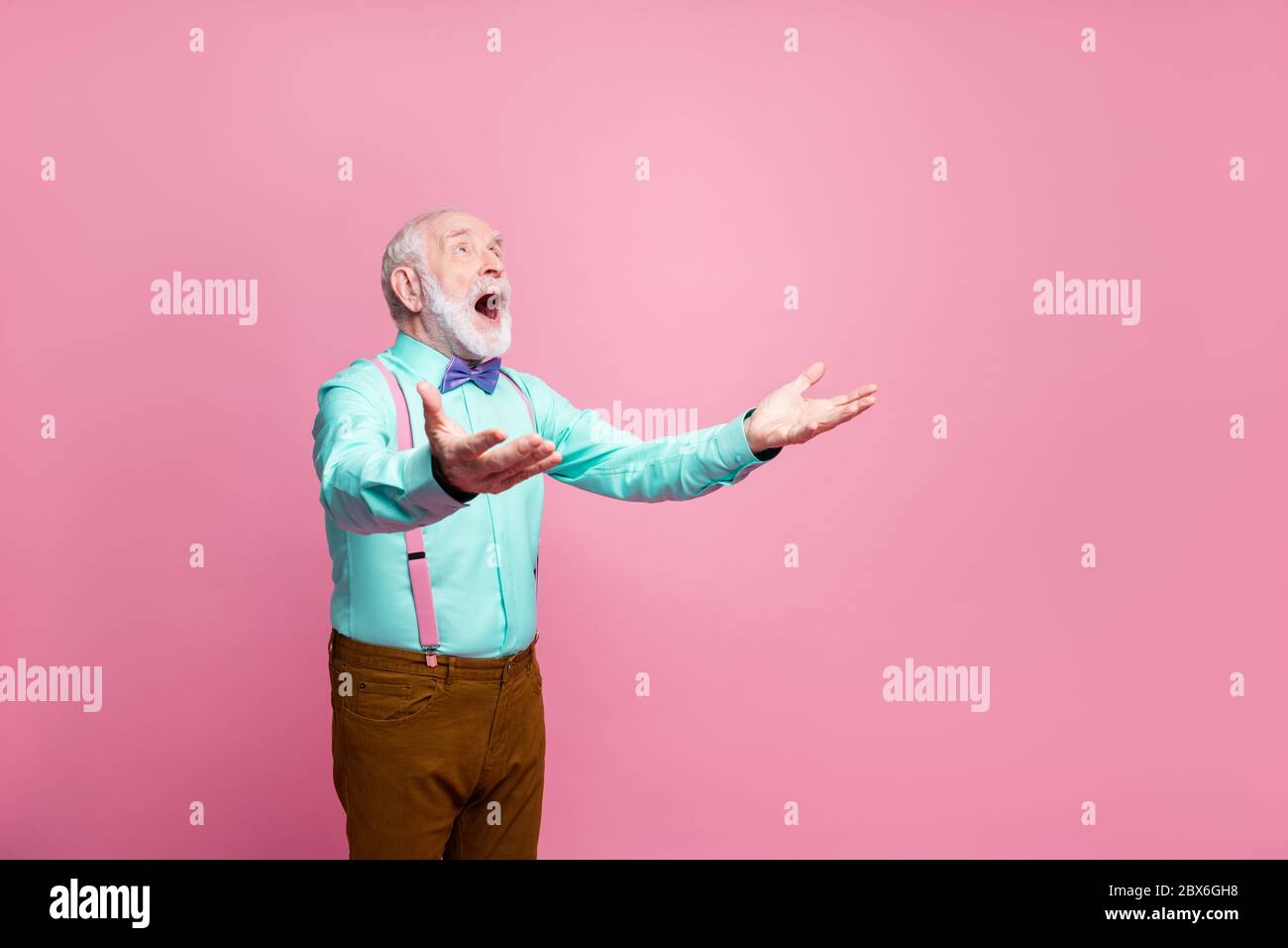 Foto di attraente pazzo nonno tenere mani sollevato Catch novità basso  prezzo prodotto bocca aperta usura specifiche maglia menta sospenditori  fiocco tirante pantaloni Foto stock - Alamy