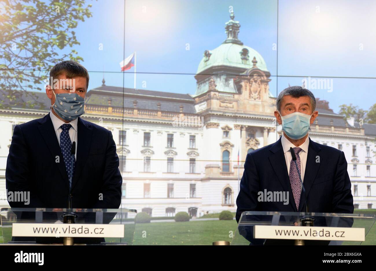 Praga, Repubblica Ceca. 05 giugno 2020. La Repubblica ceca ha espulso due diplomatici russi in relazione al caso di una presunta minaccia di veleno da ricino che i politici di Praga si trovano ad affrontare, ha affermato oggi Andrej Babis (destra) e il ministro degli Esteri Tomas Petricek (sinistra), aggiungendo che la vicenda della ricina è stata fatta nell'ambito di una controversia tra i dipendenti dell'ambasciata russa. Uno dei dipendenti ha inviato false informazioni ai servizi di intelligence cechi, ha detto a Praga, Repubblica Ceca, 5 giugno 2020. Credit: Katerina Sulova/CTK Photo/Alamy Live News Foto Stock