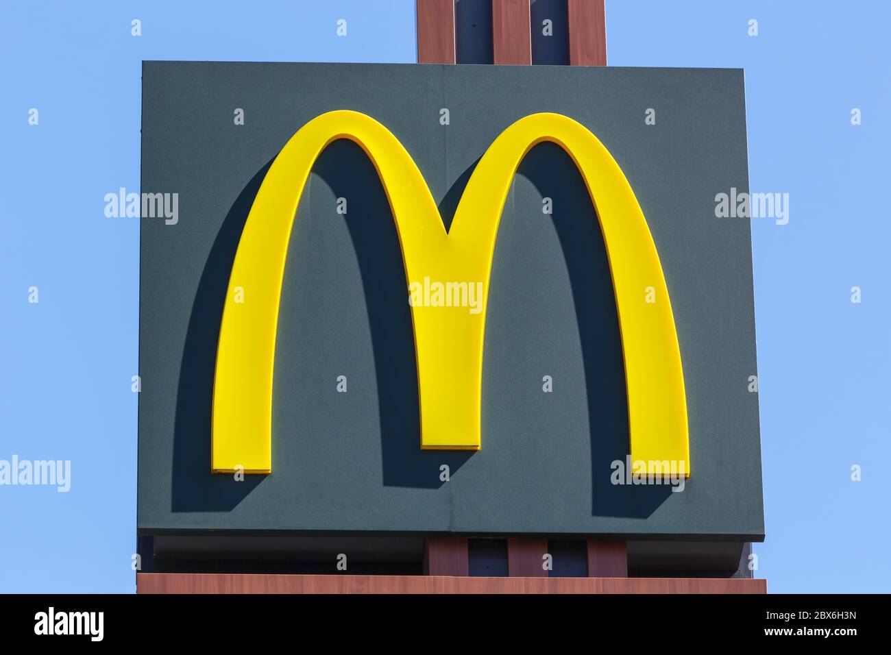 Stoccarda, Germania - 22 aprile 2020: McDonalds Logo segno McDonald's Ristorante Mc Donald's Mc Donalds Stoccarda in Germania. Foto Stock