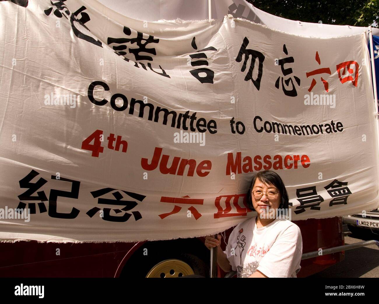 I manifestanti celebrano il 20° anniversario di Piazza Tiananmen, fuori dall'ambasciata cinese a Londra Foto Stock