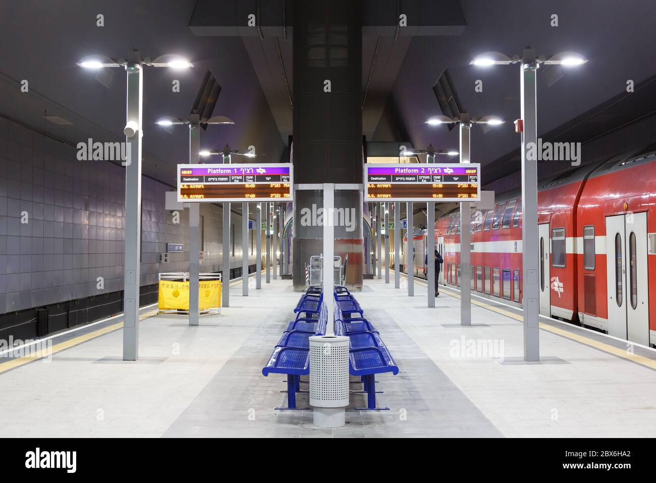 Gerusalemme, Israele - 17 febbraio 2019: Gerusalemme Stazione ferroviaria di Yitzhak Navon con simmetria regionale dei treni in Israele. Foto Stock