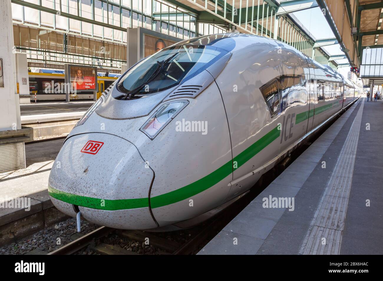 Stoccarda, Germania - 22 aprile 2020: ICE 3 Velaro D treno locomotiva ecologica della stazione ferroviaria di Stoccarda in Germania. Foto Stock