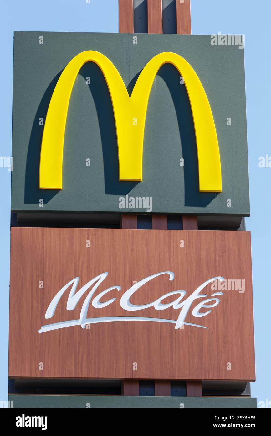 Stoccarda, Germania - 22 aprile 2020: McDonalds Logo segno McDonald's McCafe Cafe Ristorante Mc Donald's Mc Donalds formato ritratto Stoccarda in Germania Foto Stock