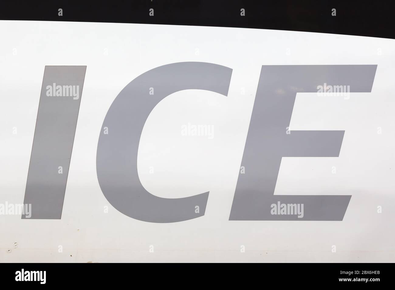 Stoccarda, Germania - 22 aprile 2020: LOGO ICE 3 Velaro D treno alla stazione ferroviaria principale di Stoccarda in Germania. Foto Stock