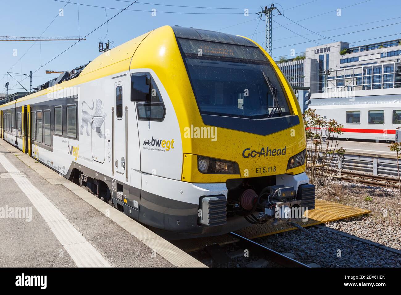 Stoccarda, Germania - 22 aprile 2020: Treno regionale Go-ahead proseguire Stadler FLIRT 3 alla stazione centrale di Stoccarda in Germania. Foto Stock