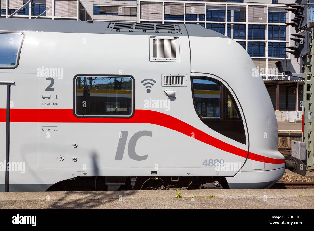 Stoccarda, Germania - 22 aprile 2020: Locomotiva a due piani IC2 Intercity 2 alla stazione centrale di Stoccarda in Germania. Foto Stock