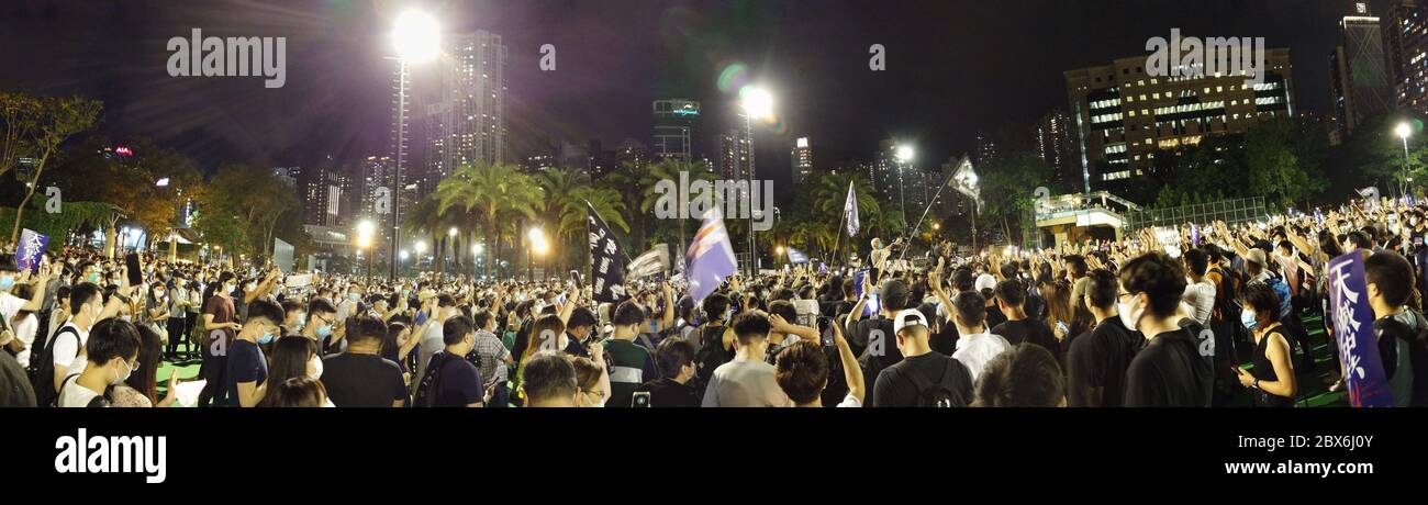 Migliaia di persone partecipano alle veglie a lume di candela per l'anniversario della piazza Tiananmen nel parco Victoria di hong kong Foto Stock