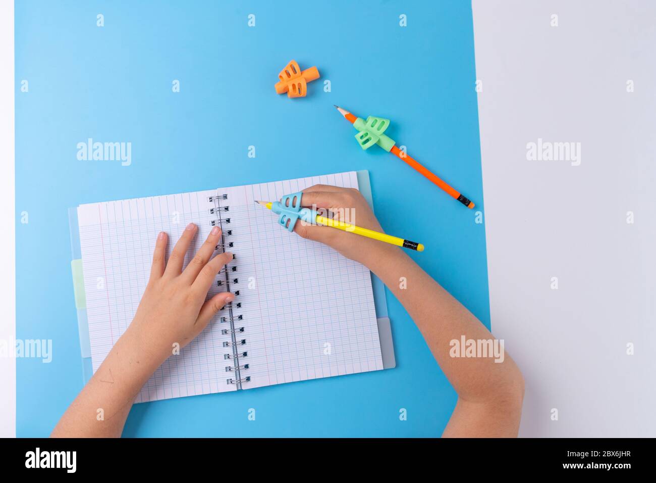 accessori per prescolare, strumento di scrittura per bambini con impugnatura a due dita e articoli per la scuola, vista dall'alto Foto Stock