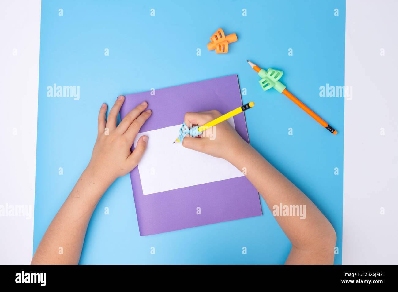 le mani dei bambini tengono lo strumento di scrittura a due dita, il preschooler imparando come tenere la matita, gli esercizi di scrittura a mano Foto Stock