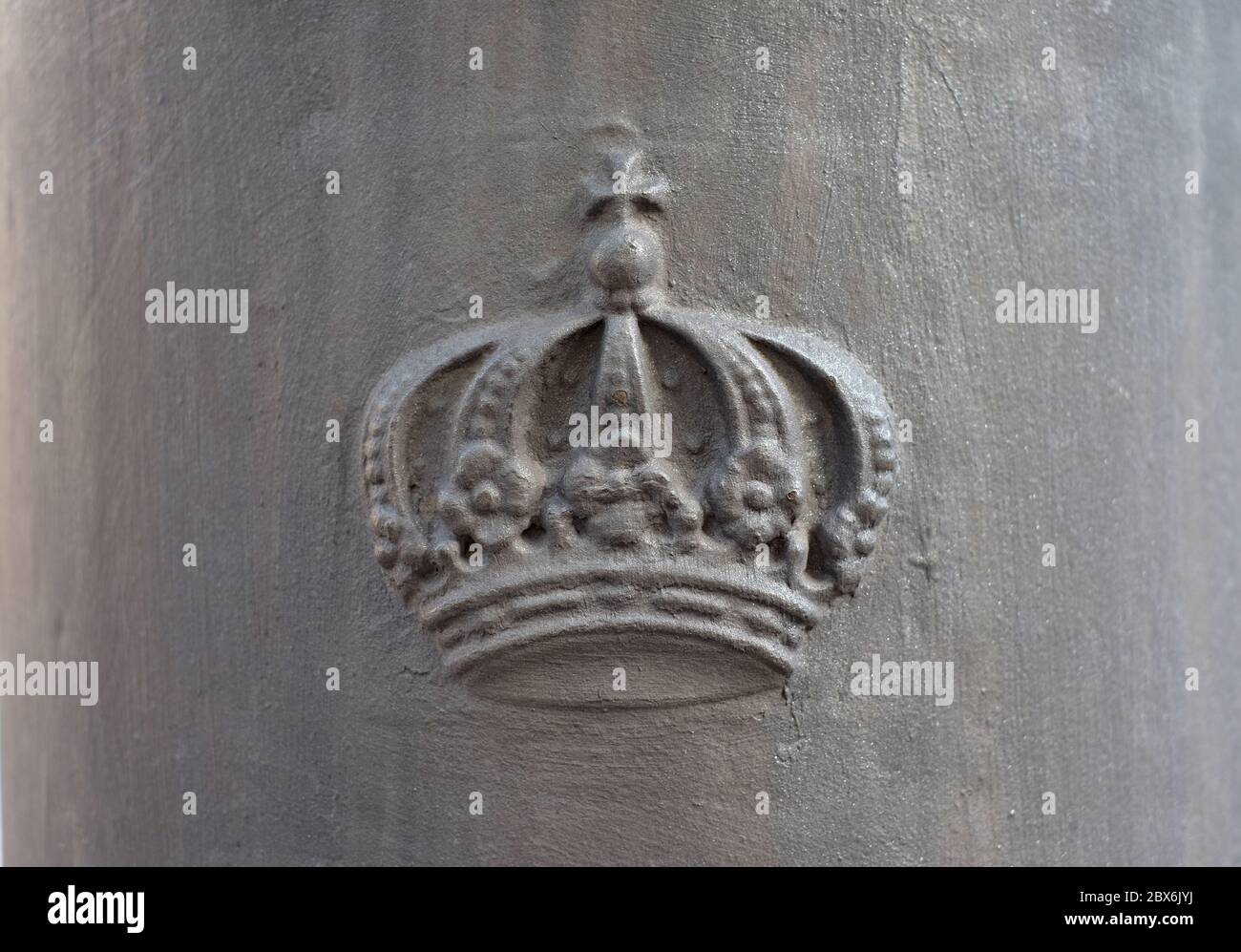 Un perfetto rilievo a corona in ghisa. Foto Stock