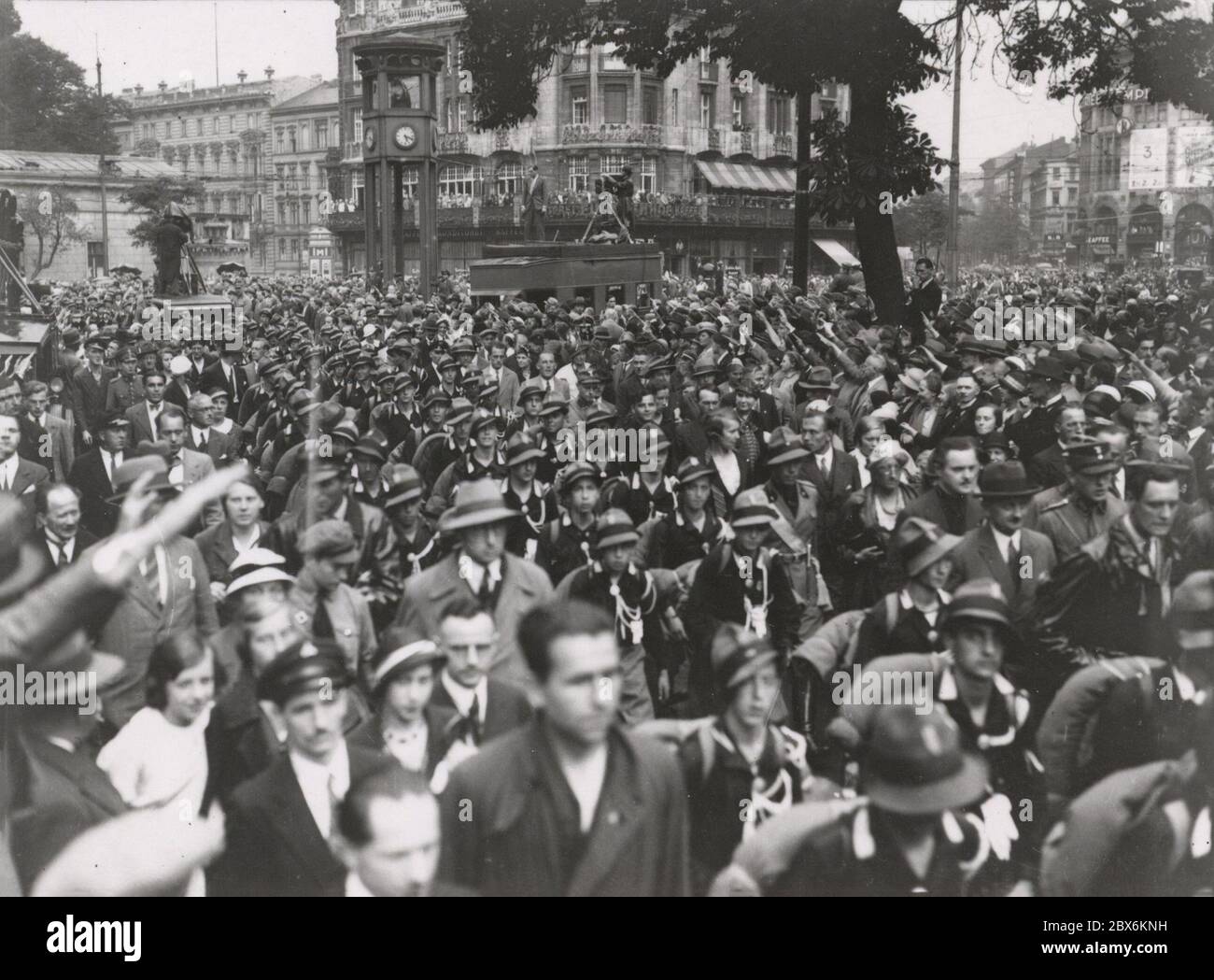 Visita dei giovani fascisti italiani in Germania. Il marzo attraverso Berlino Heinrich Hoffmann fotografa 1933 il fotografo ufficiale di Adolf Hitler, e un politico e editore nazista, che era un membro del circolo intimo di Hitler. Foto Stock