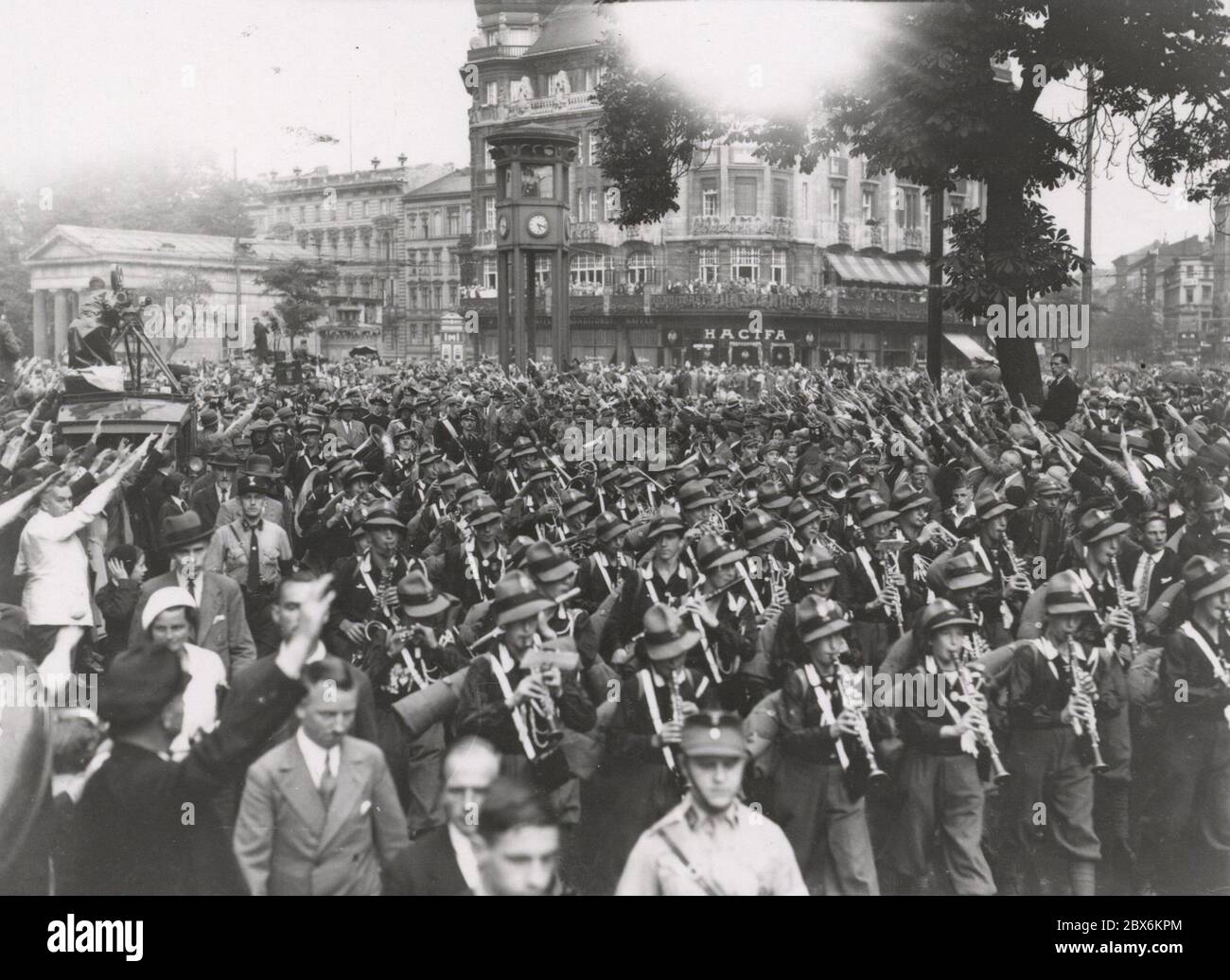 Visita dei giovani fascisti italiani in Germania. Il marzo attraverso Berlino Heinrich Hoffmann fotografa 1933 il fotografo ufficiale di Adolf Hitler, e un politico e editore nazista, che era un membro del circolo intimo di Hitler. Foto Stock