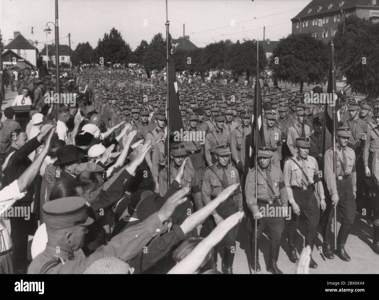 Marciando dal SA Heinrich Hoffmann fotografa 1933 il fotografo ufficiale di Adolf Hitler, e un politico e editore nazista, che era un membro del circolo intimo di Hitler. Foto Stock