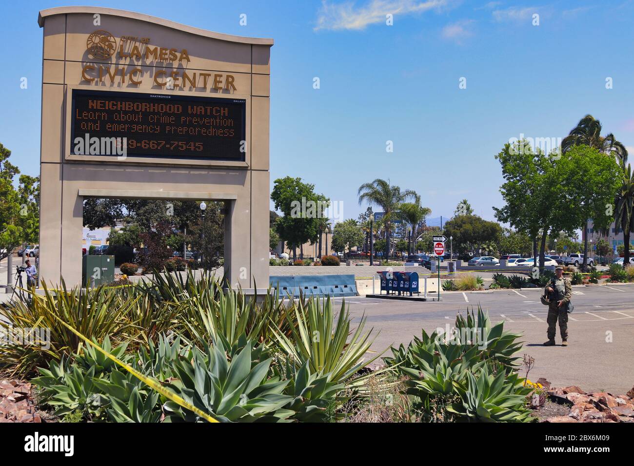 La Mesa, CA 4 giugno 2020 la guardia nazionale a salire a bordo il municipio di la Mesa bloccato con nastro giallo della polizia dopo rivolte e proteste Foto Stock