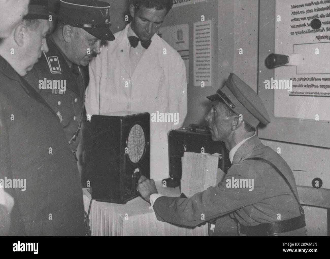 Goebbels visita il nuovo ricevitore del popolo tedesco. Heinrich Hoffmann fotografa 1933 il fotografo ufficiale di Adolf Hitler, e un politico e editore nazista, che era un membro del circolo intimo di Hitler. Foto Stock