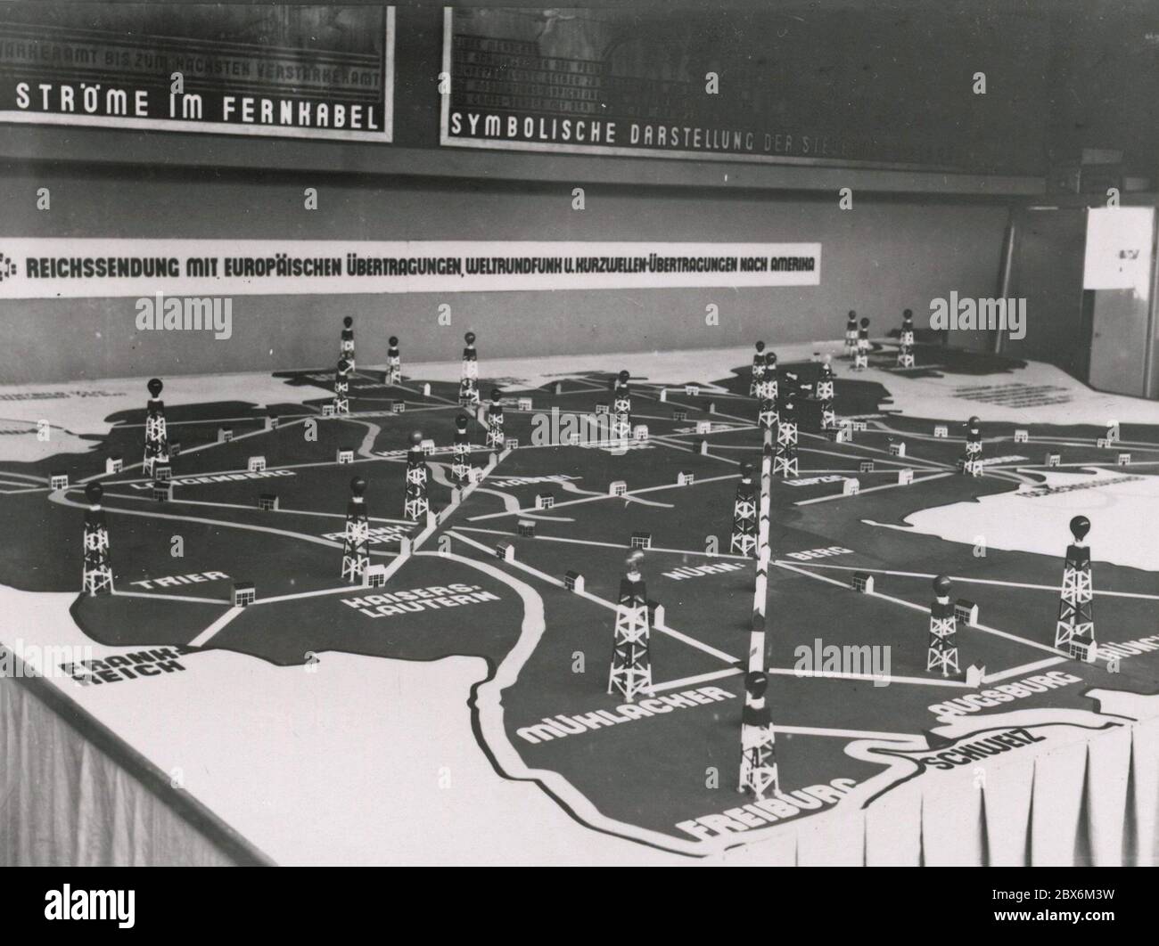 Preparazione per una mostra a Berlino Heinrich Hoffmann Fotografie 1933 fotografo ufficiale di Adolf Hitler, e un politico e editore nazista, che era un membro del circolo intimo di Hitler. Foto Stock