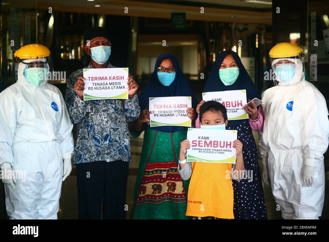 Surabaya, Indonesia. 05 giugno 2020. Il paziente si è ripreso dal COVID-19, ha un cartello per gratitudine al personale medico dopo essere stato dimesso dall'ospedale Husada Utama di Surabaya, Indonesia, 5 giugno 2020. L'ospedale è stato per trattare i pazienti COVID-19 durante la pandemia della malattia di Coronavirus. Un totale di 1.207 pazienti in Giava Orientale è stato dichiarato di essersi ripreso da Coronavirus. (Foto di Julian Romadhon/INA Photo Agency/Sipa USA) Credit: Sipa USA/Alamy Live News Foto Stock