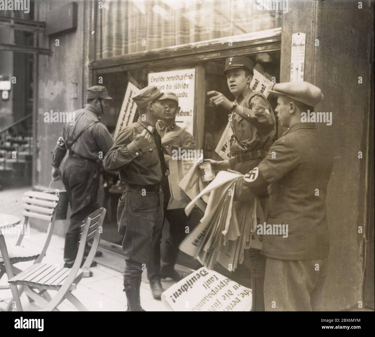 Boicottaggio contro le imprese ebraiche Heinrich Hoffmann Fotografie 1933 fotografo ufficiale di Adolf Hitler, e un politico e editore nazista, che era un membro del circolo intimo di Hitler. Foto Stock