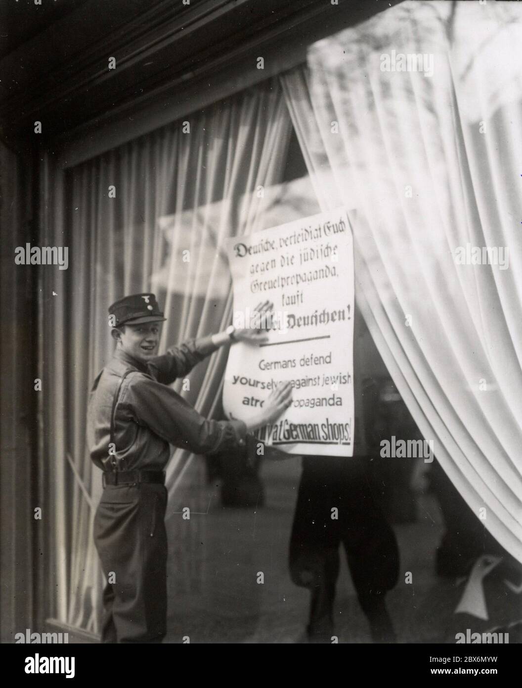 Boicottaggio contro le imprese ebraiche Heinrich Hoffmann Fotografie 1933 fotografo ufficiale di Adolf Hitler, e un politico e editore nazista, che era un membro del circolo intimo di Hitler. Foto Stock