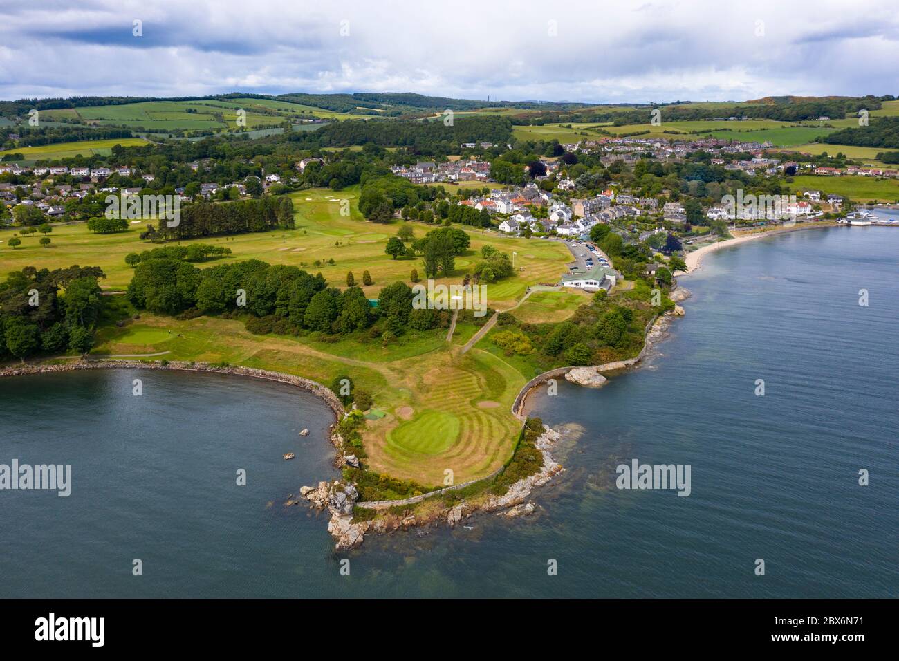 Vista aerea del campo da golf Aberdour e del villaggio di Aberdour a Fife, Scozia, Regno Unito Foto Stock