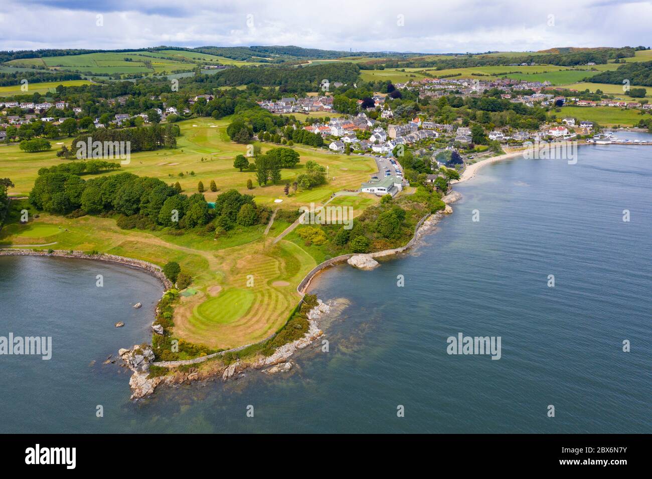 Vista aerea del campo da golf Aberdour e del villaggio di Aberdour a Fife, Scozia, Regno Unito Foto Stock