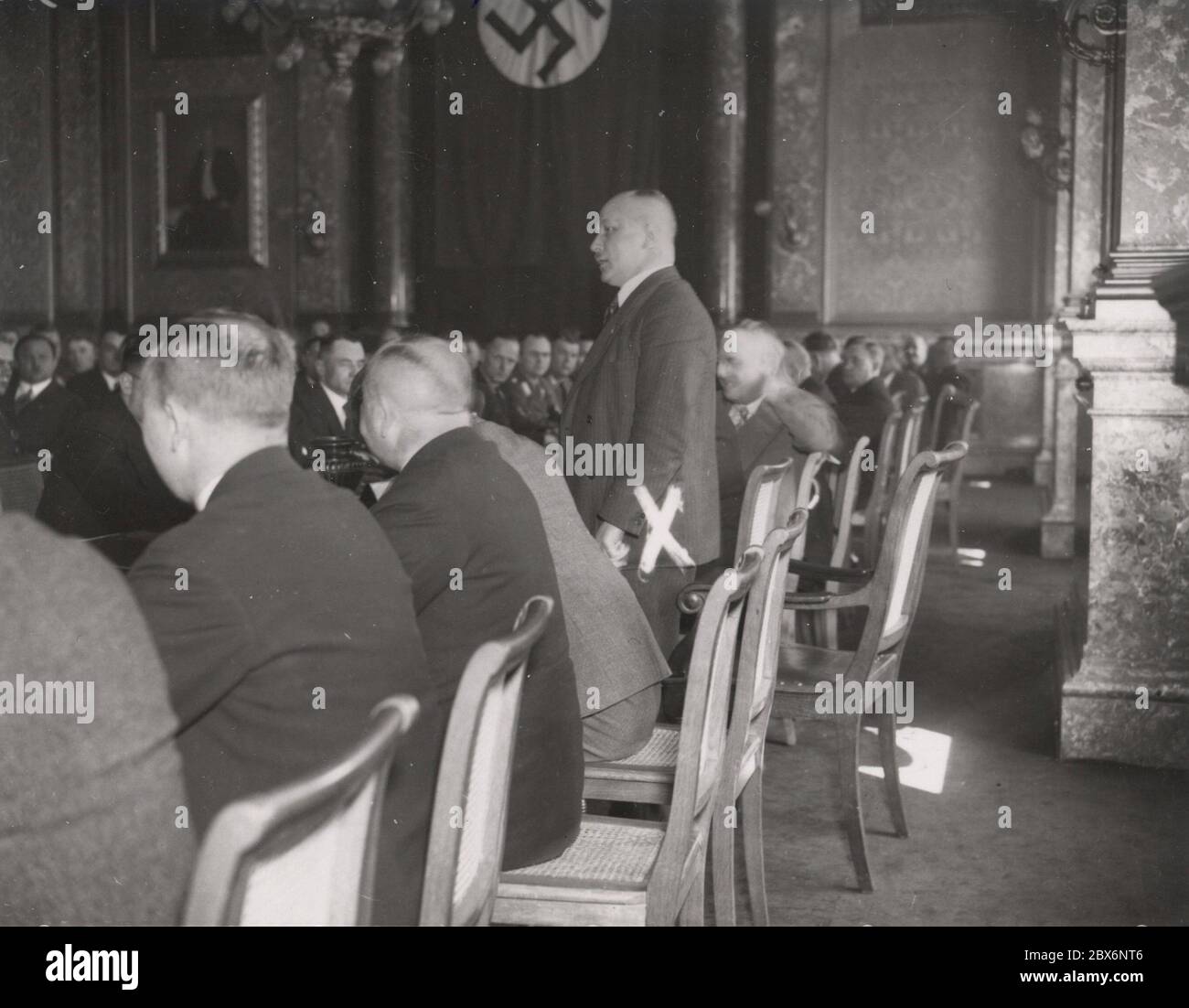 Incontro del parlamento di Stato prussiano nella Preussenhaus - parla il galleiter Kube. Heinrich Hoffmann fotografa 1933 il fotografo ufficiale di Adolf Hitler, e un politico e editore nazista, che era un membro del circolo intimo di Hitler. Foto Stock