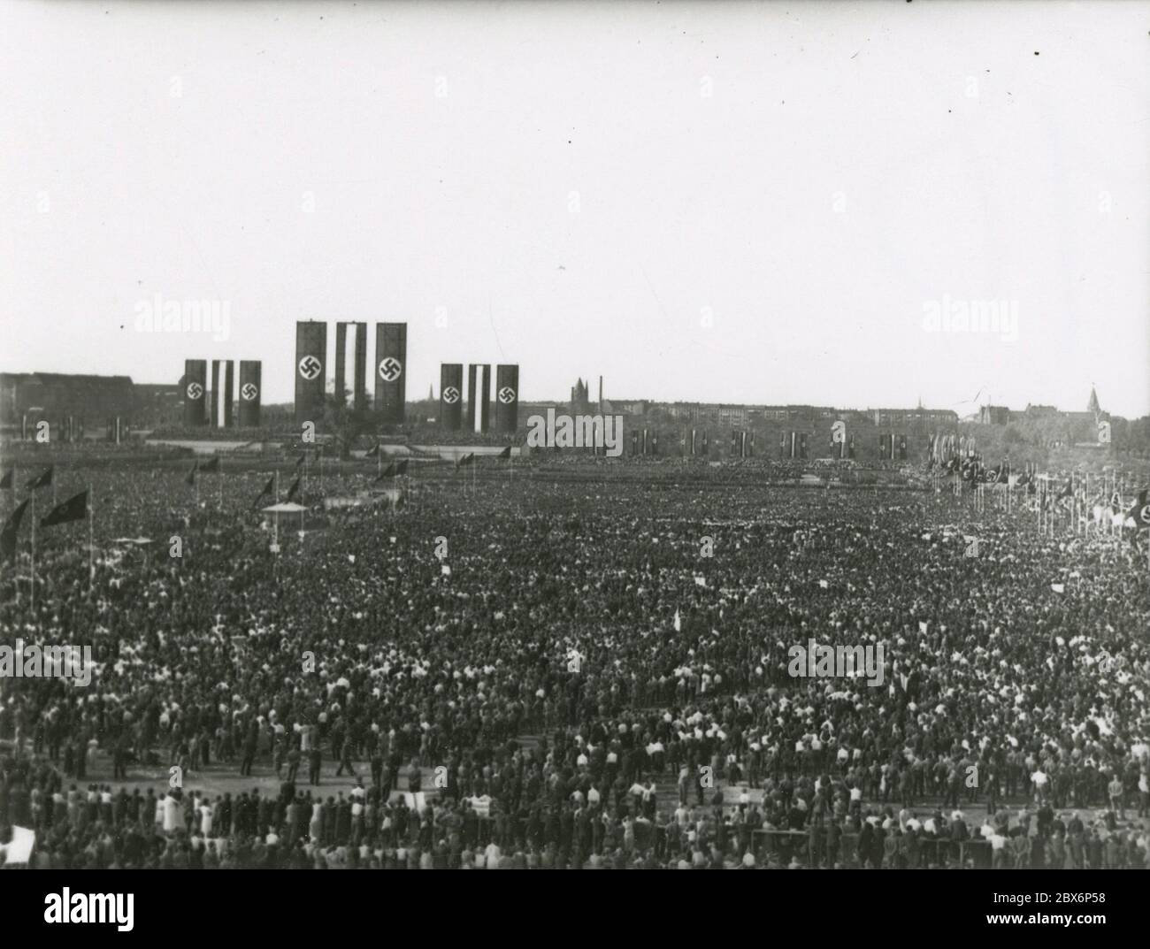 Rally a Tempelhofer Feld (durante il giorno) 1 maggio 1940 Heinrich Hoffmann Fotografie 1933 fotografo ufficiale di Adolf Hitler, e un politico nazista e editore, che era un membro del circolo intimo di Hitler. Foto Stock