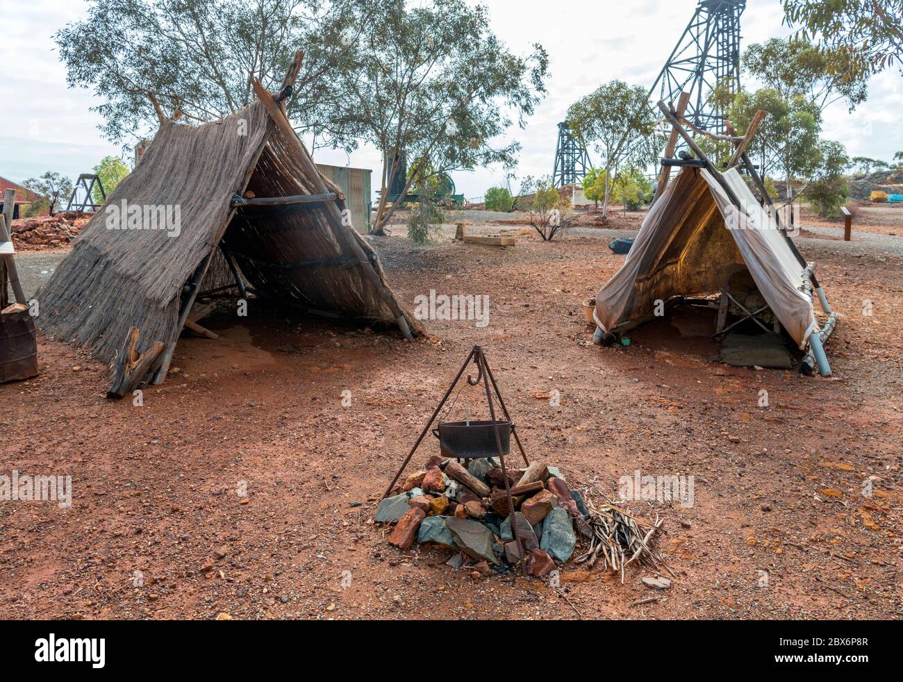 Tende tipiche dei Prospettori alla miniera turistica del nord di Hannan, Kalgoorlie, Eastern Goldfields, Australia occidentale, Australia Foto Stock